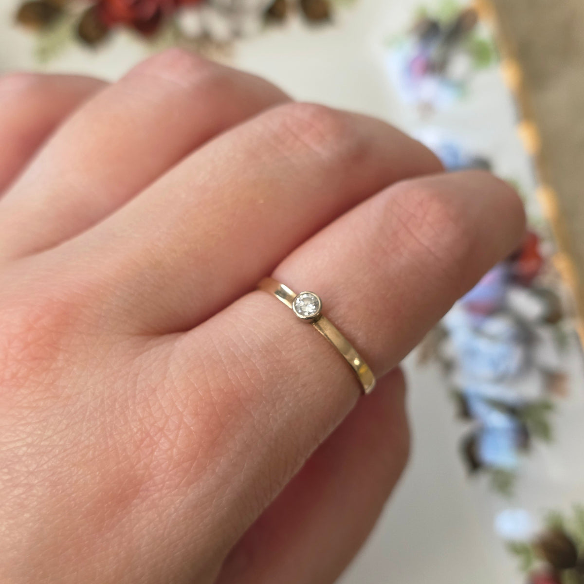 Vintage 14k gold ring with 0.05ct diamond