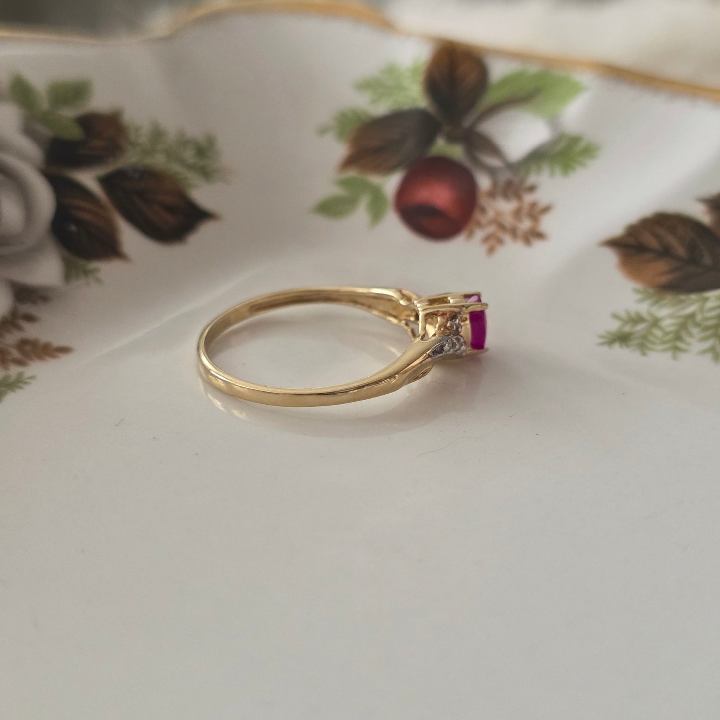Vintage 10k ring met diamant en robijn