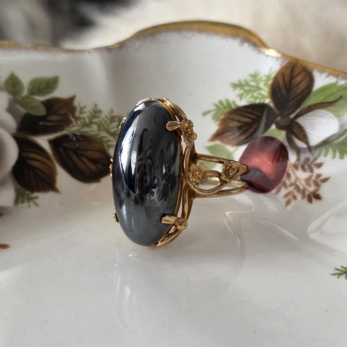 Vintage 14k gouden ring met hematiet en bloemen