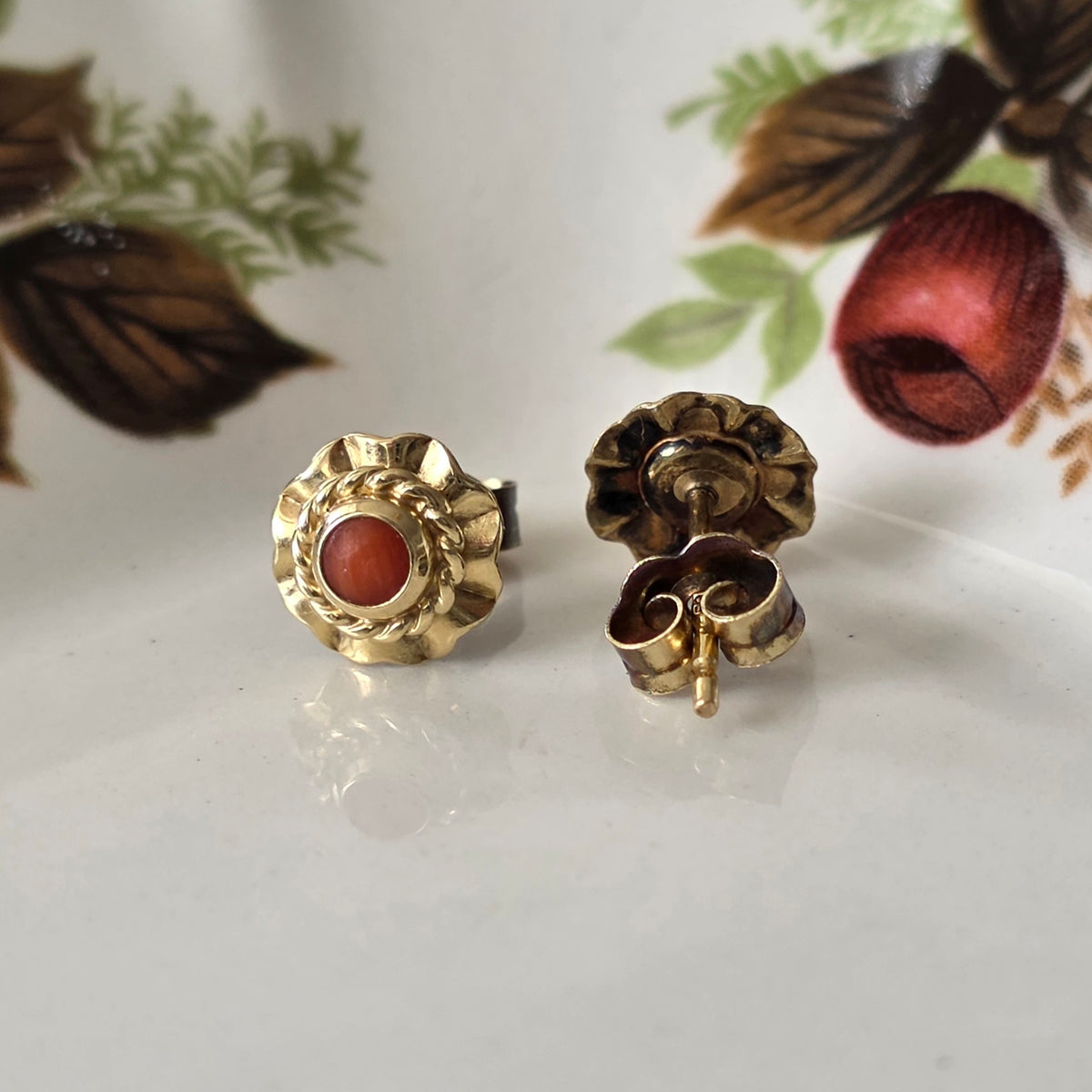 Vintage 14k gouden oorstekers met bloedkoraal