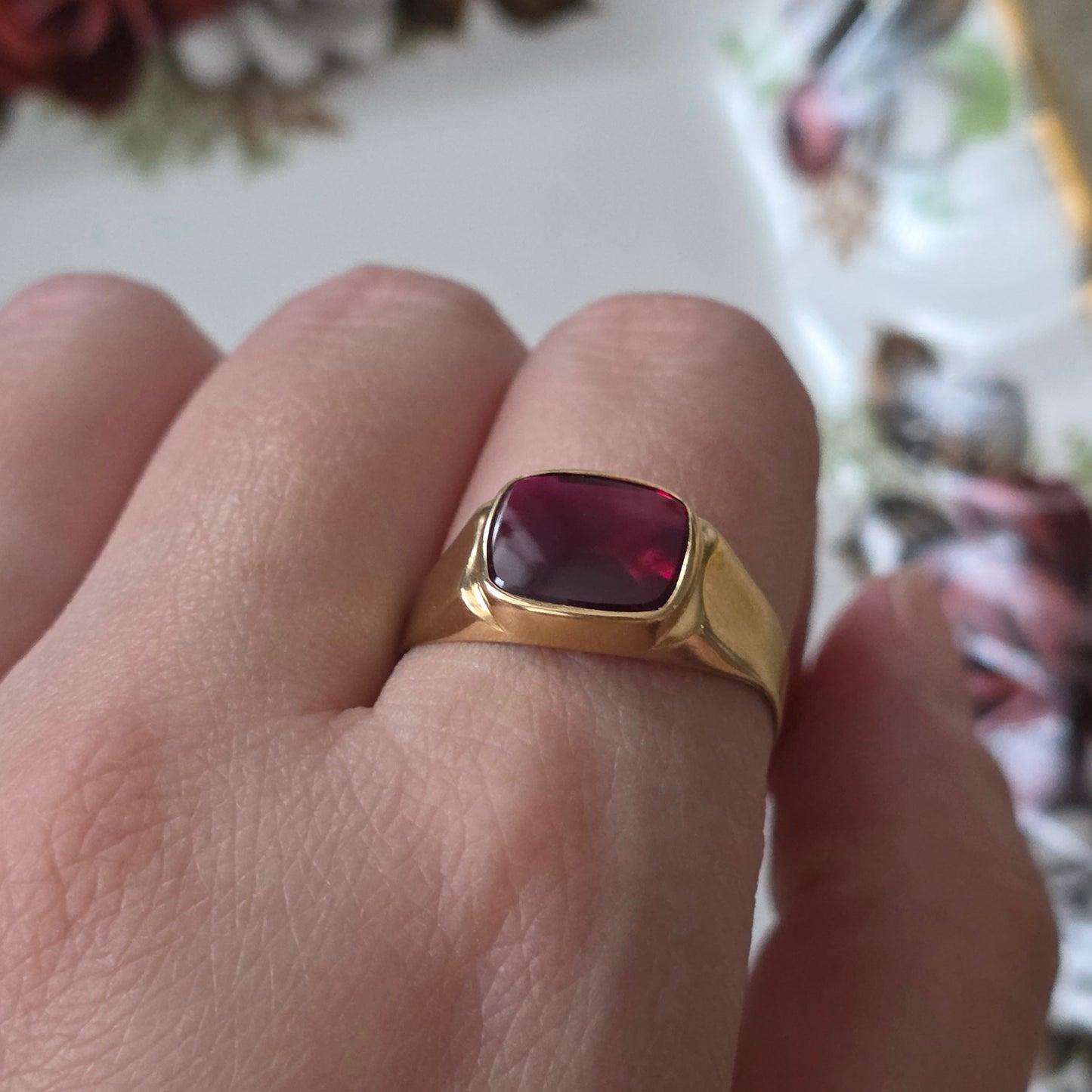 Vintage 18k gouden zegelring met robijn