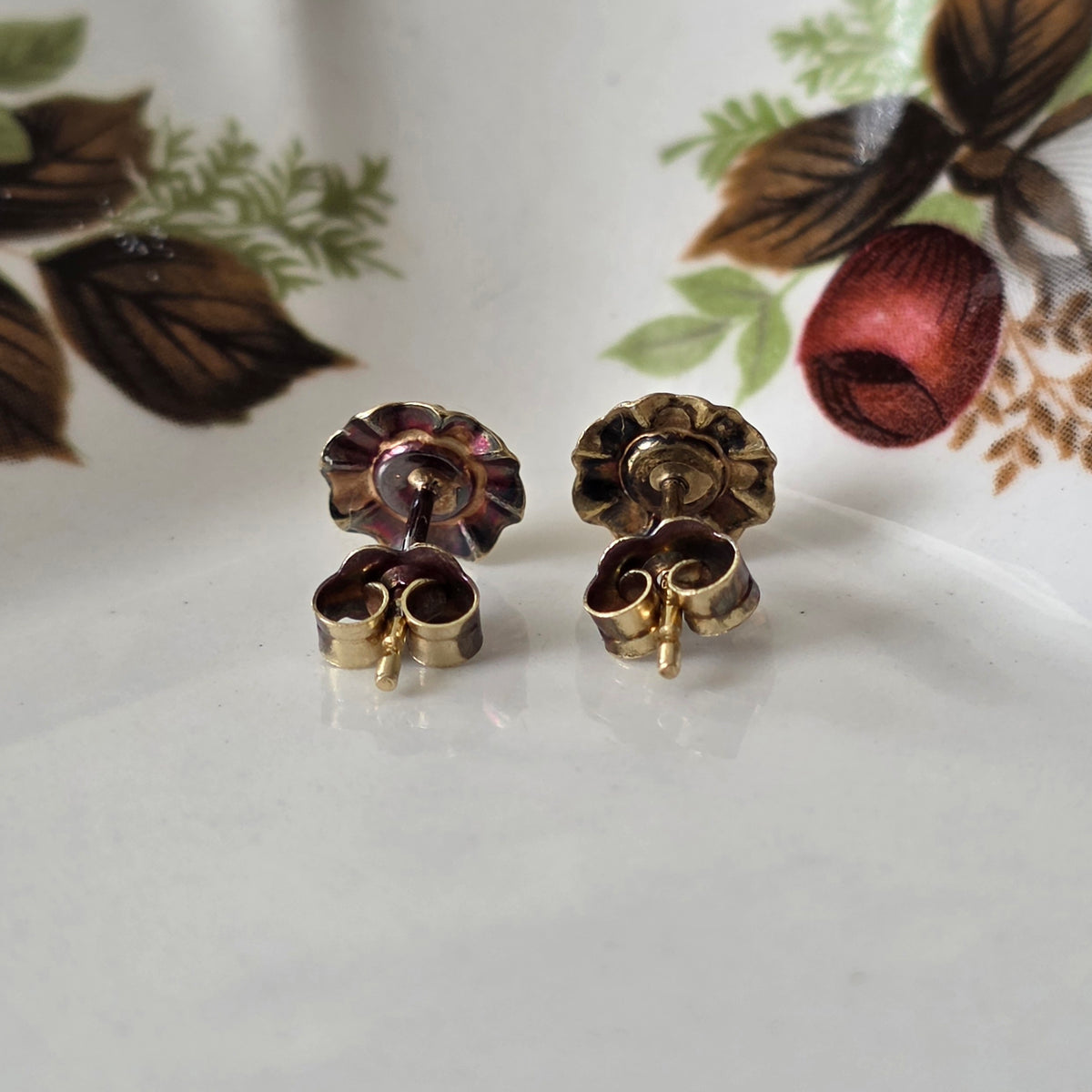 Vintage 14k gouden oorstekers met bloedkoraal