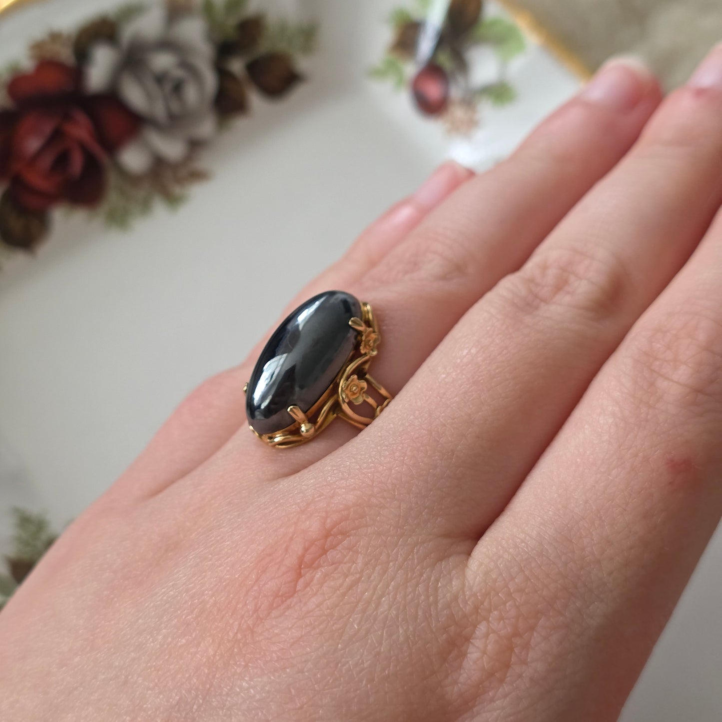 Vintage 14k gouden ring met hematiet en bloemen