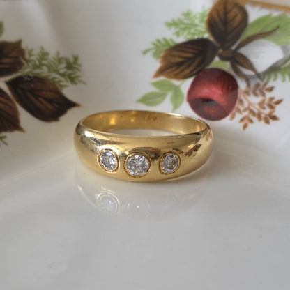 Vintage 18k gold gypsy-style bombe ring with 3 diamonds 0.2 ct