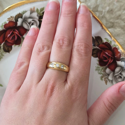 Vintage 18k gold gypsy-style bombe ring with 3 diamonds 0.2 ct