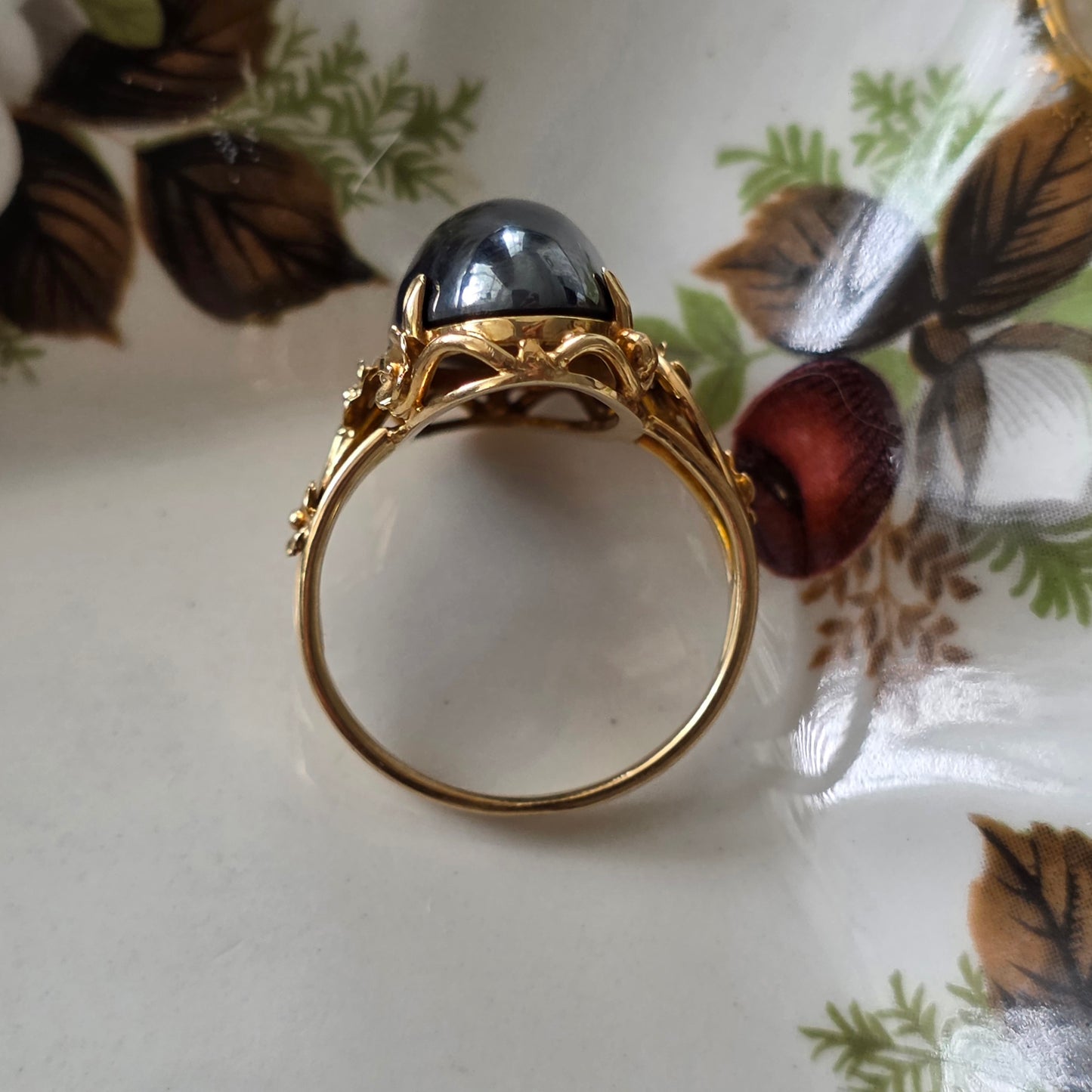Vintage 14k gouden ring met hematiet en bloemen