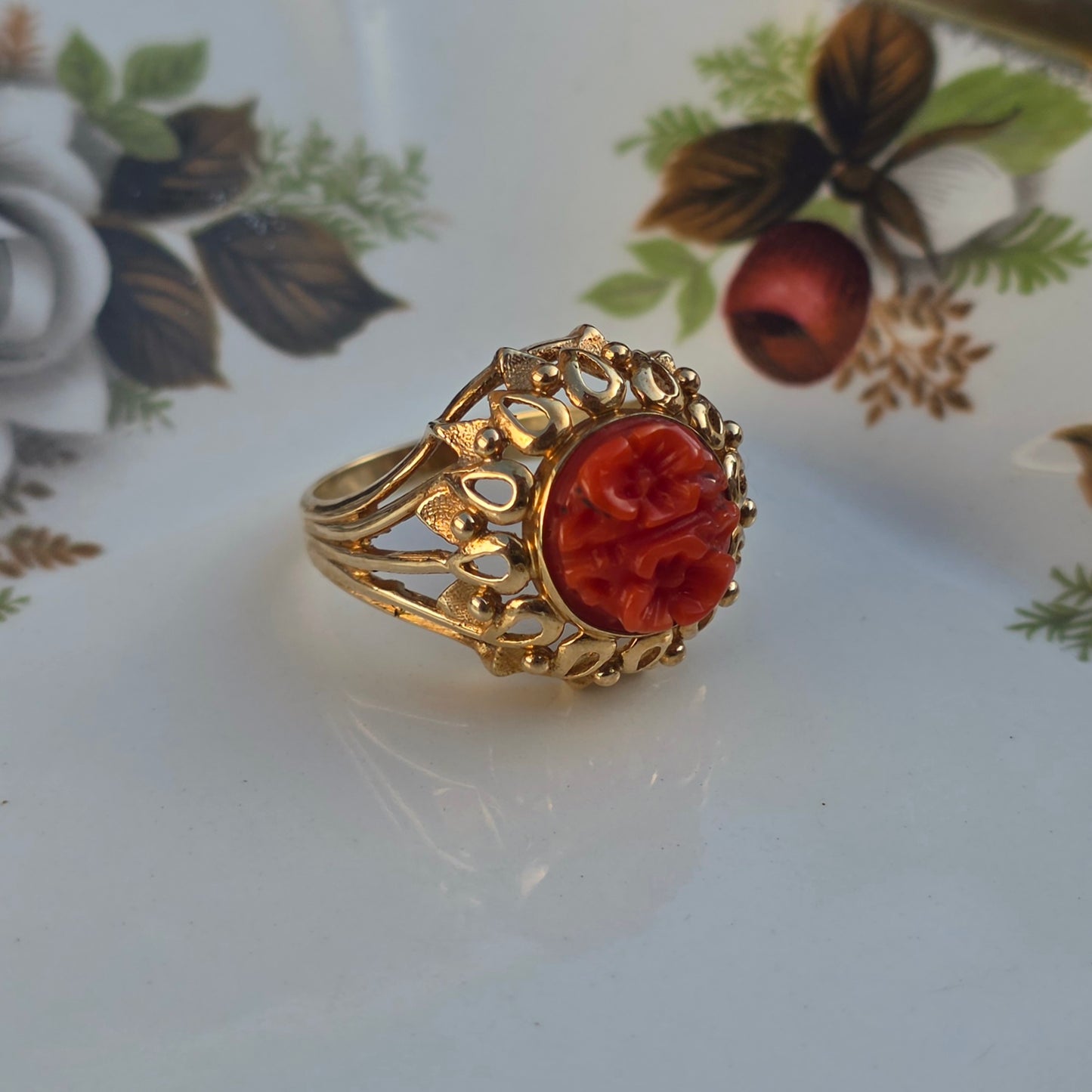 Vintage 14k gouden ring met gesneden bloedkoraal bloemen