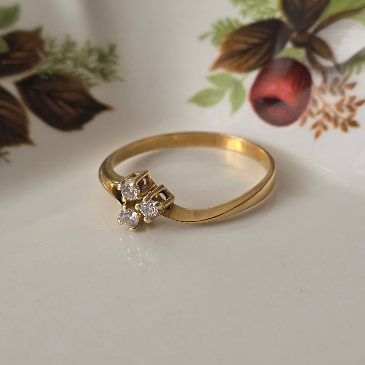 Vintage 18k gold ring with 0.1ct diamonds