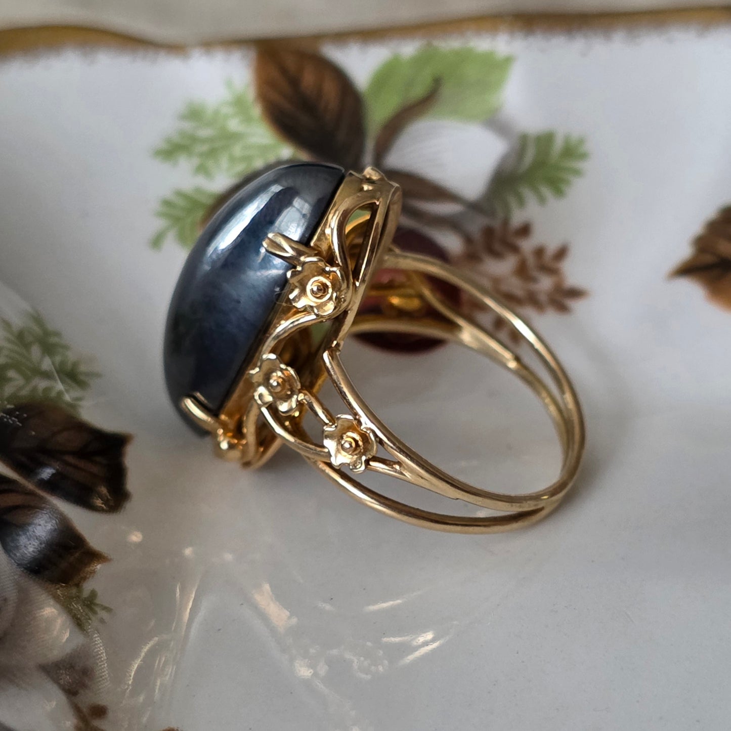 Vintage 14k gouden ring met hematiet en bloemen