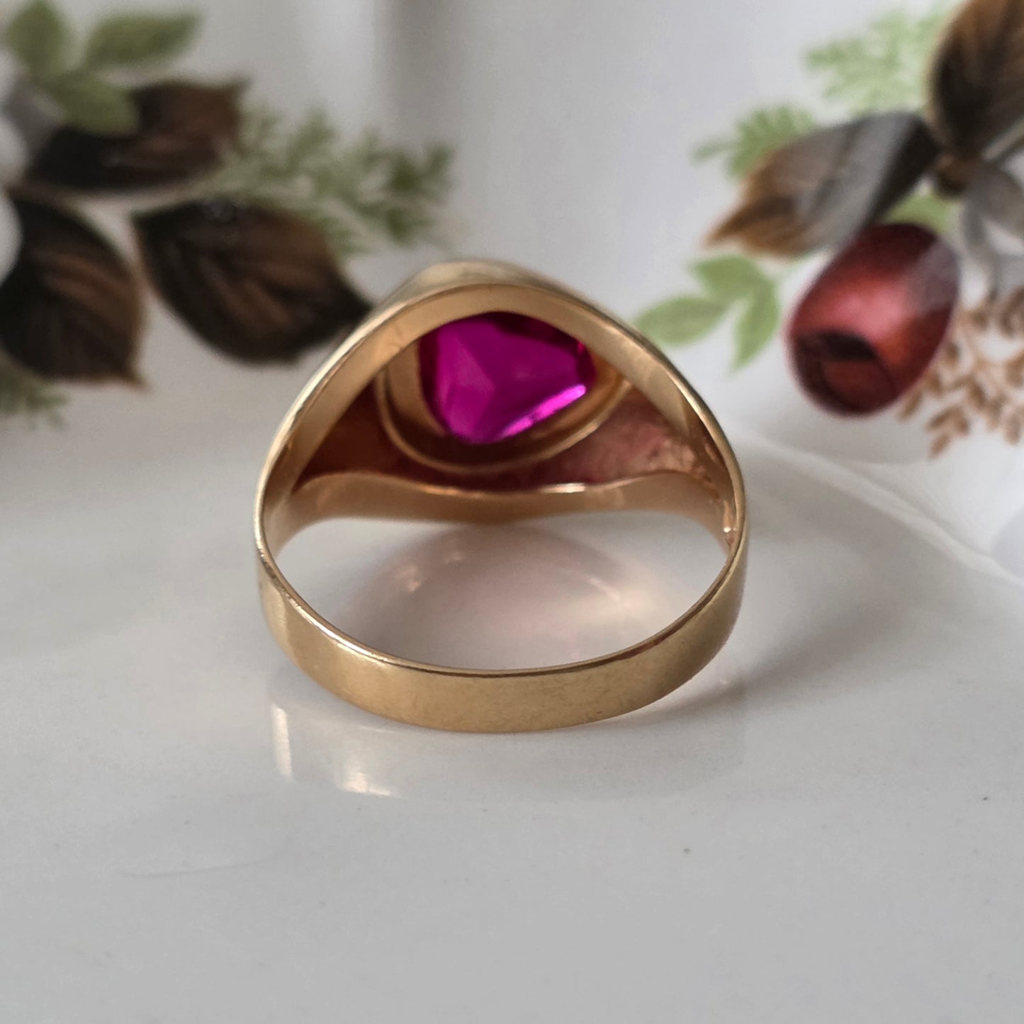 Vintage 18k gouden zegelring met robijn