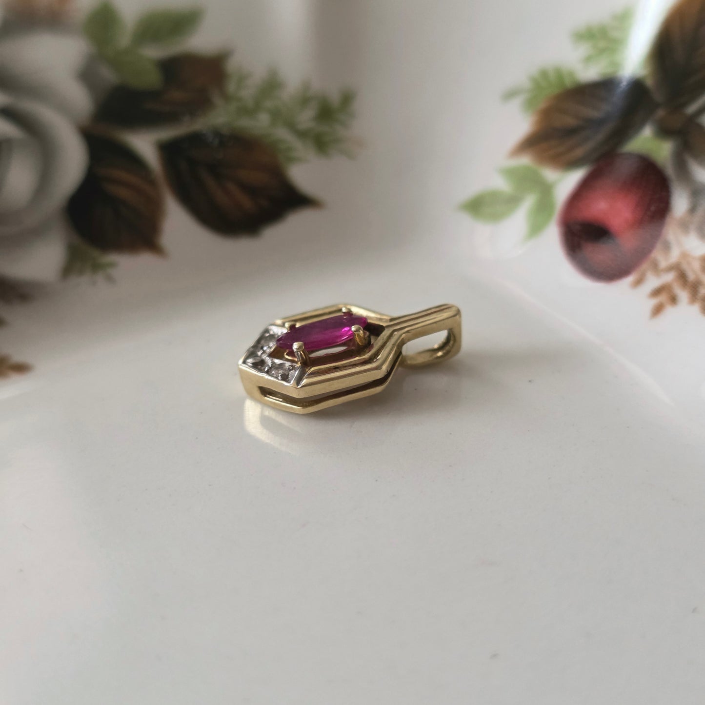 Vintage 14k gouden hangertje diamant en robijn