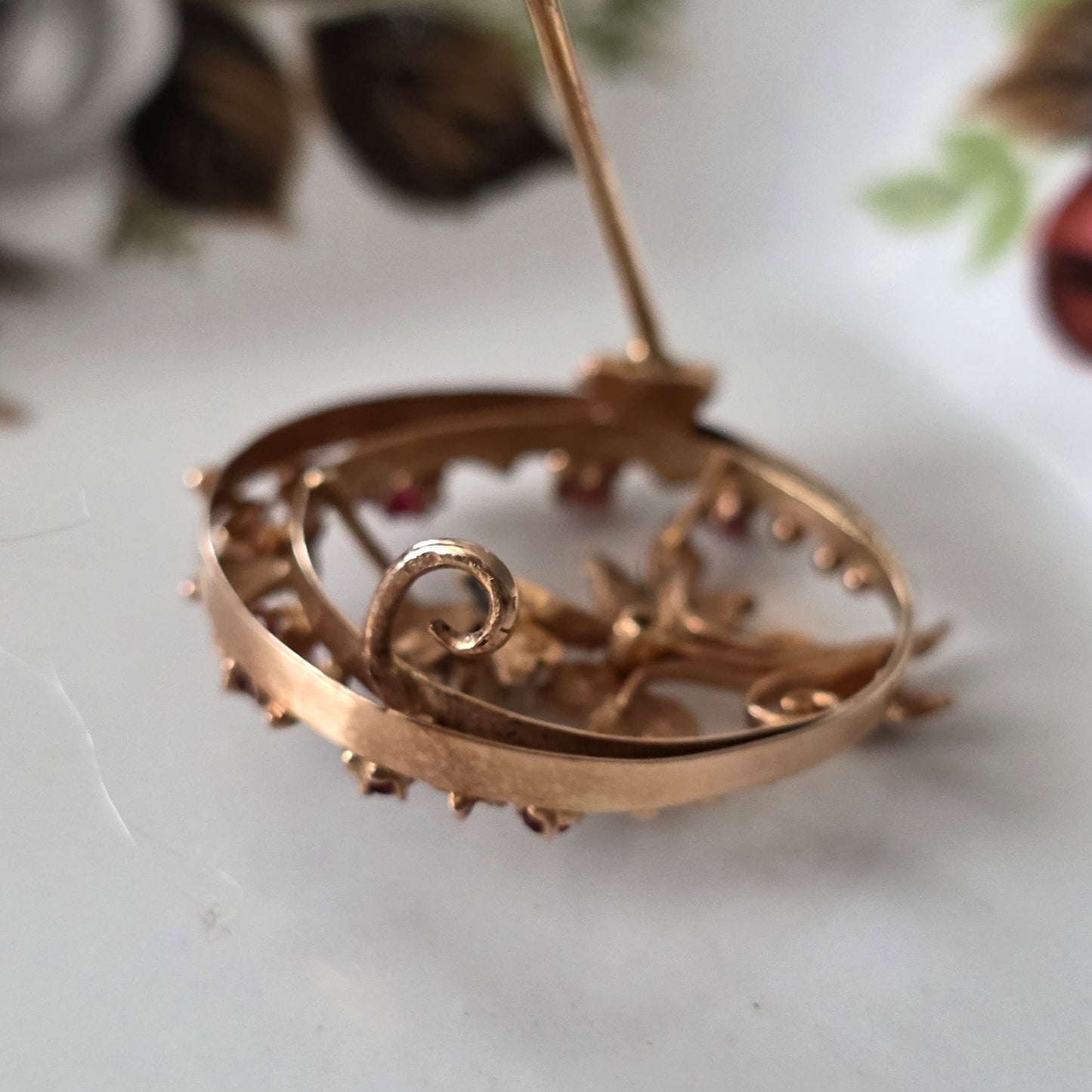 Antieke 14k roségouden broche met zaadparels en roze granaat