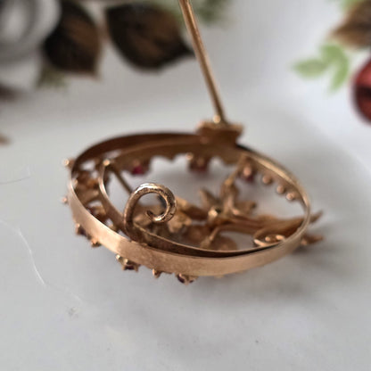 Antieke 14k roségouden broche met zaadparels en roze granaat