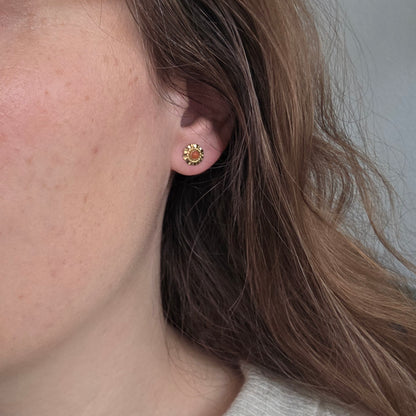 Vintage 14k gouden oorstekers met bloedkoraal