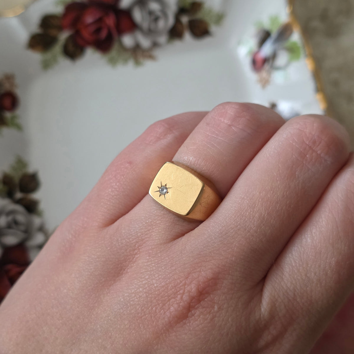 Vintage 18k gold signet ring white quartz