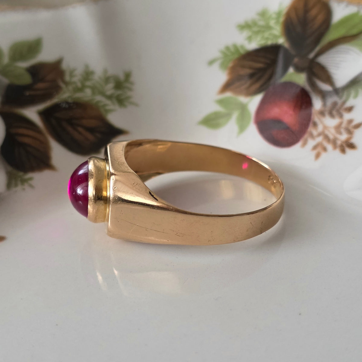 Vintage 18k gouden zegelring met robijn