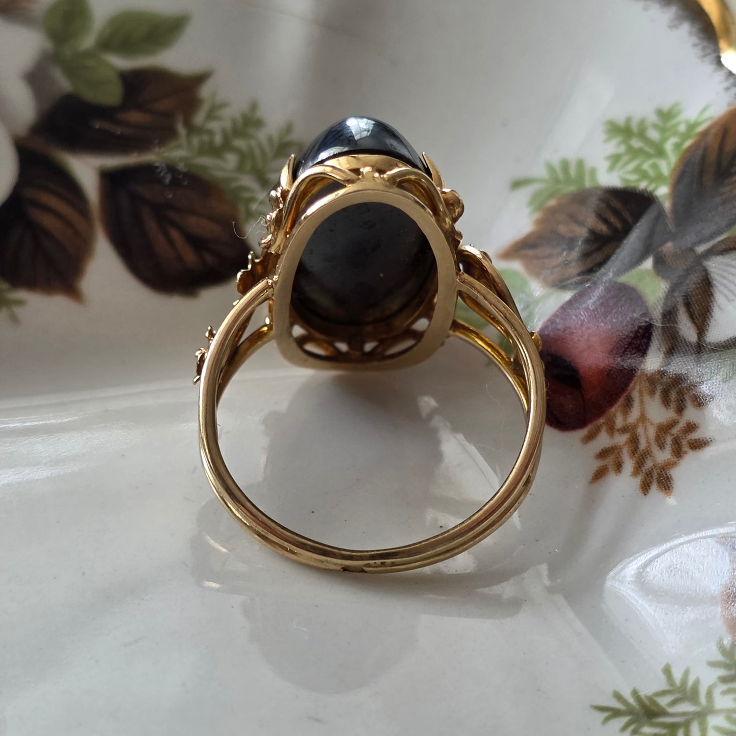 Vintage 14k gouden ring met hematiet en bloemen