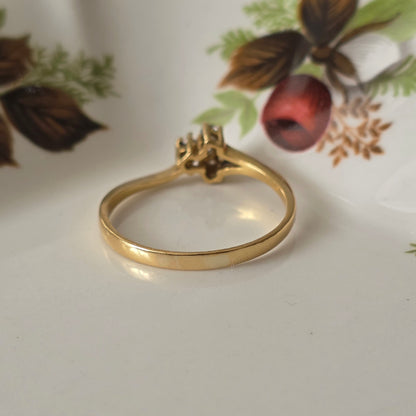 Vintage 18k gold ring with 0.1ct diamonds