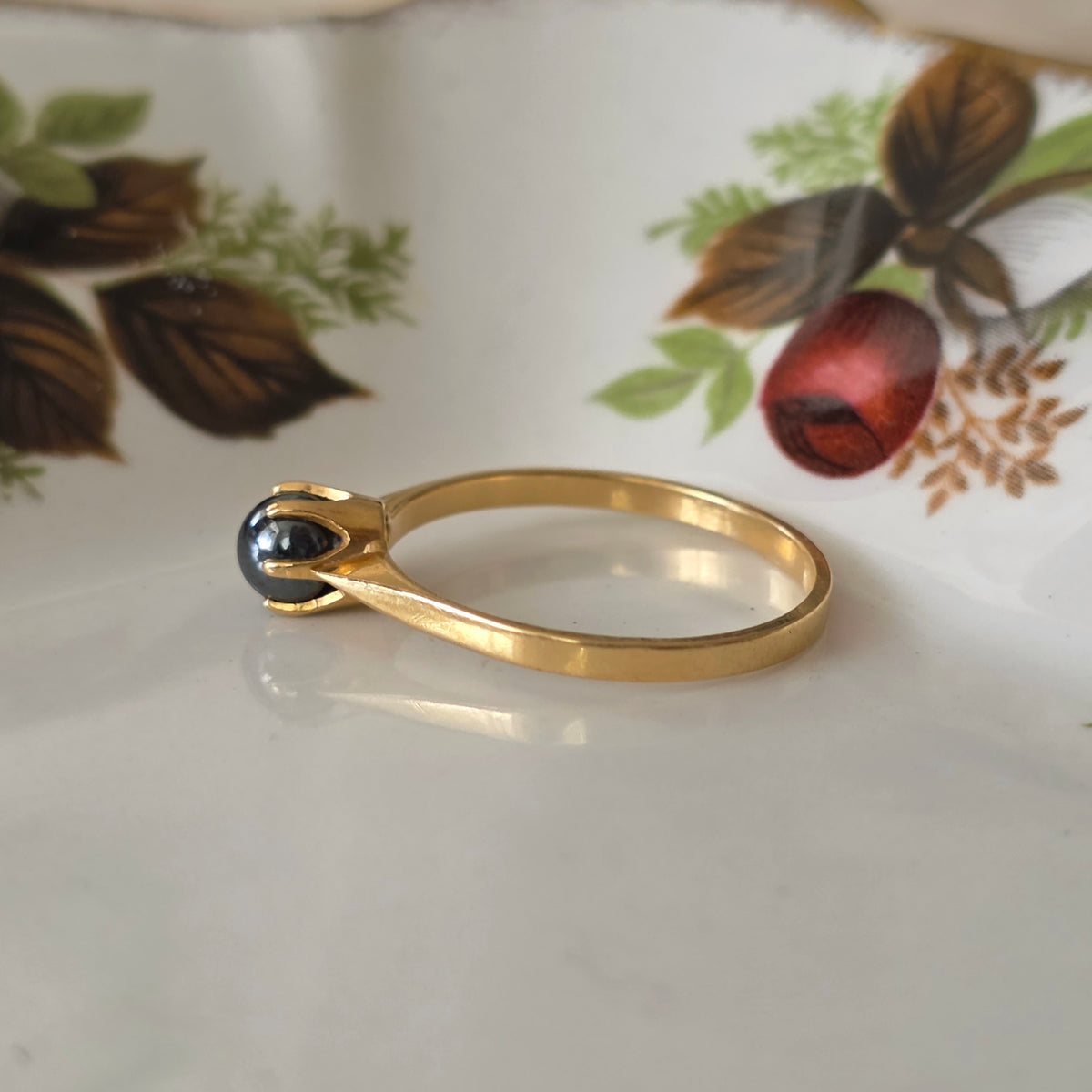 Vintage 18k gold hematite ring