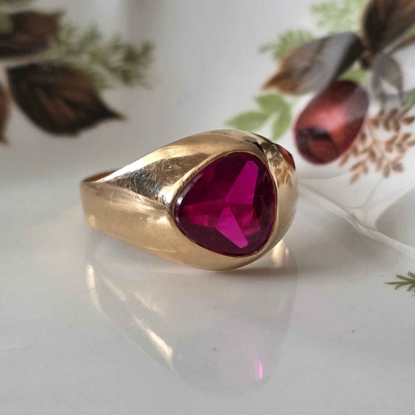 Vintage 18k gouden zegelring met robijn
