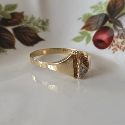 Vintage 14k gold ring with 0.01ct diamond