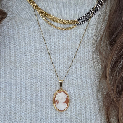 Vintage 18k gold pendant with cameo