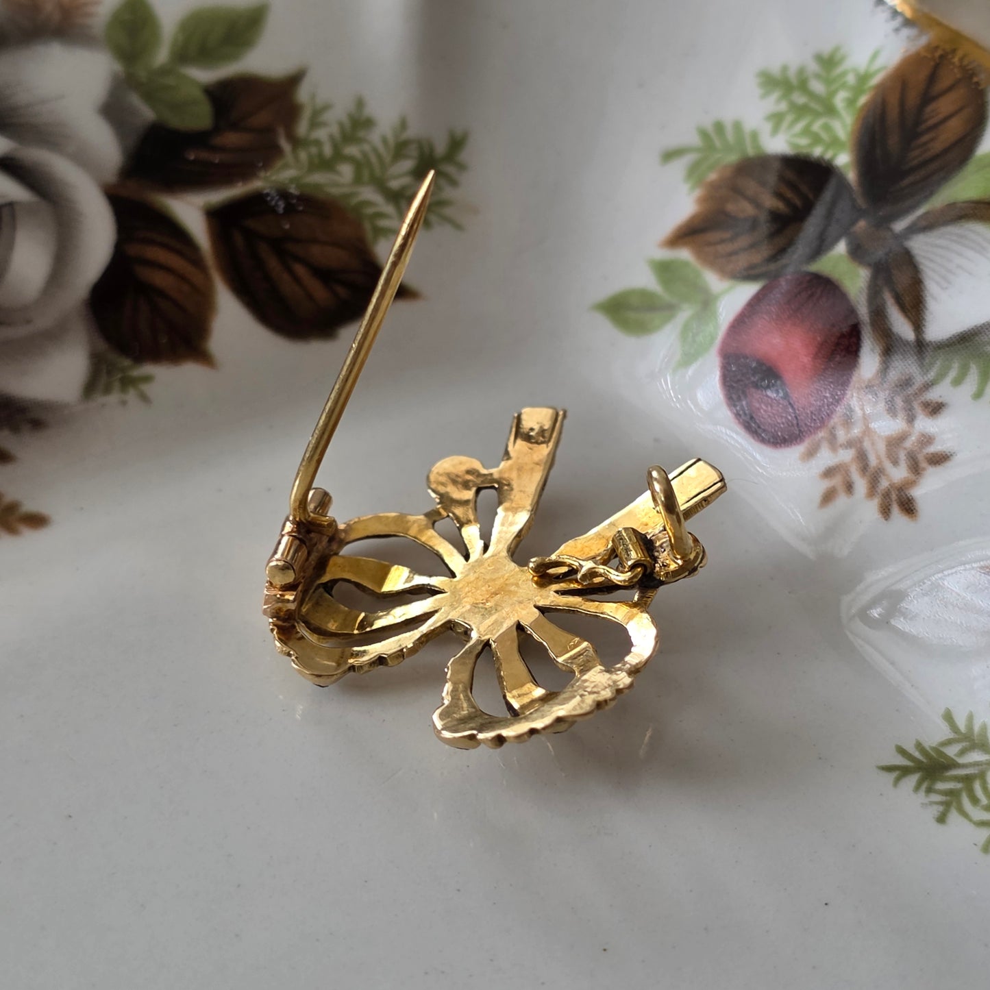 Antieke 14k gouden strik broche met roosdiamanten