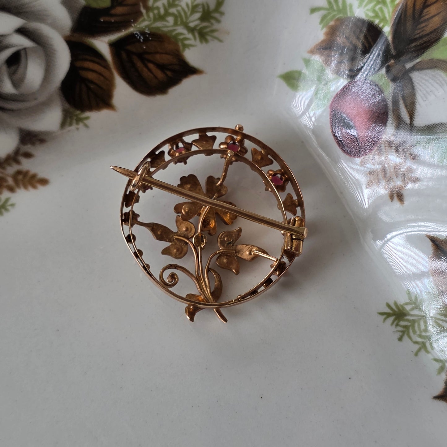 Antieke 14k roségouden broche met zaadparels en roze granaat