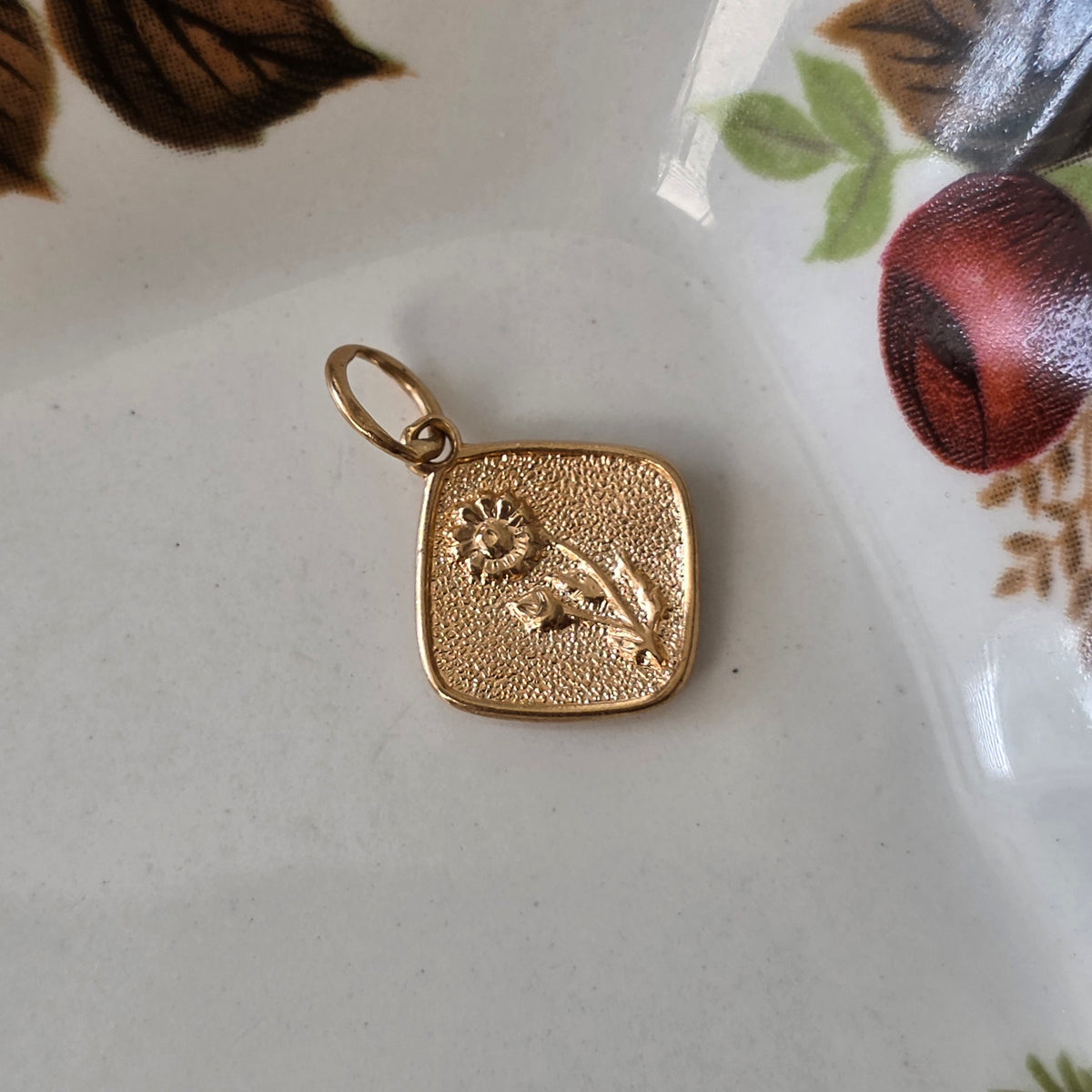 Vintage 18k gold daisy flower pendant