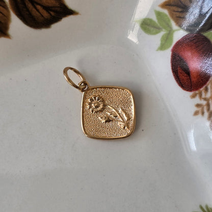 Vintage 18k gold daisy flower pendant