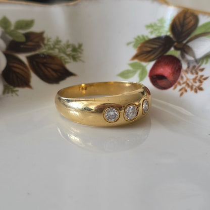 Vintage 18k gold gypsy-style bombe ring with 3 diamonds 0.2 ct