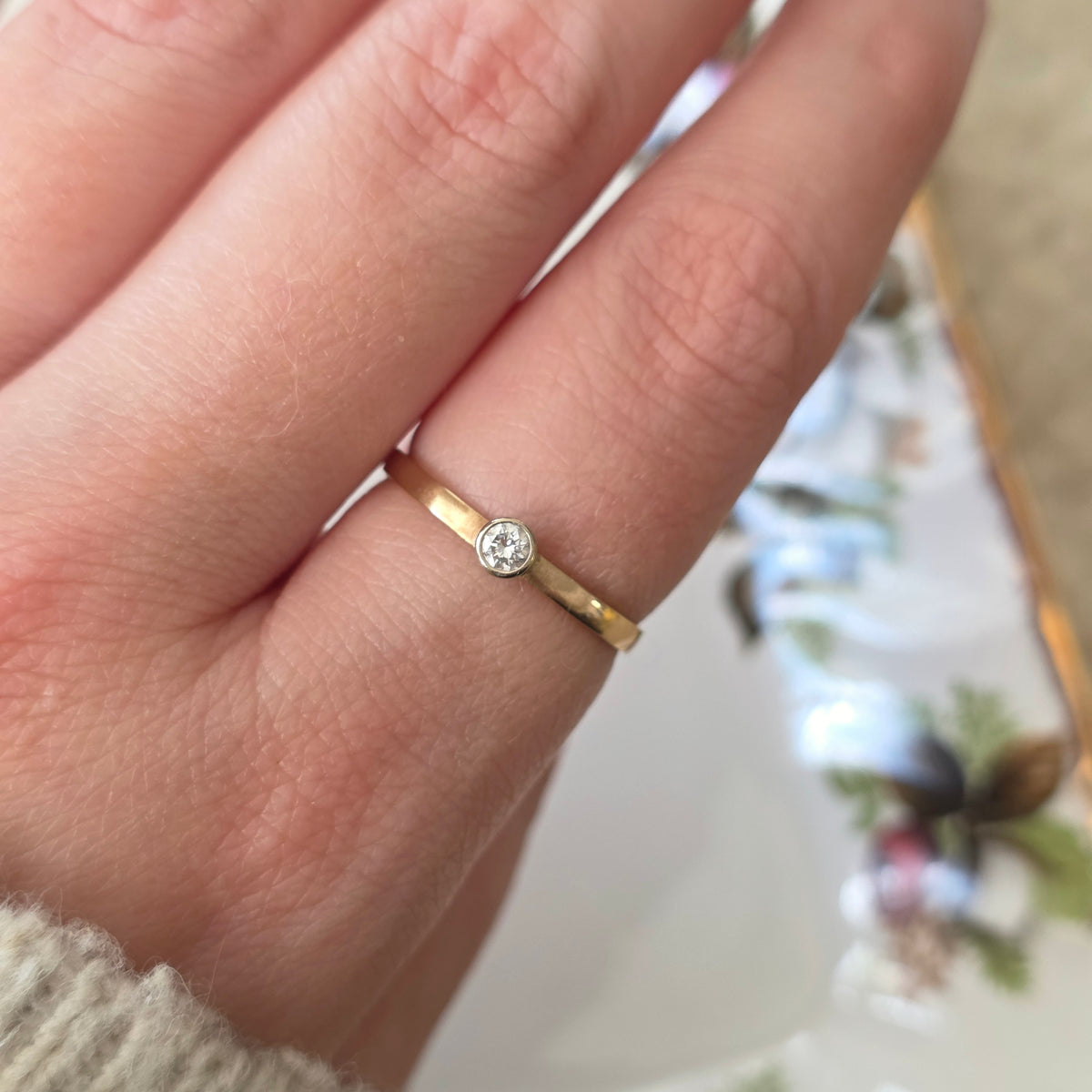 Vintage 14k gold ring with 0.05ct diamond