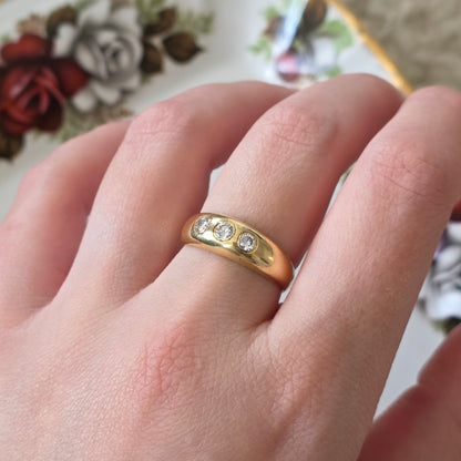 Vintage 18k gold gypsy-style bombe ring with 3 diamonds 0.2 ct