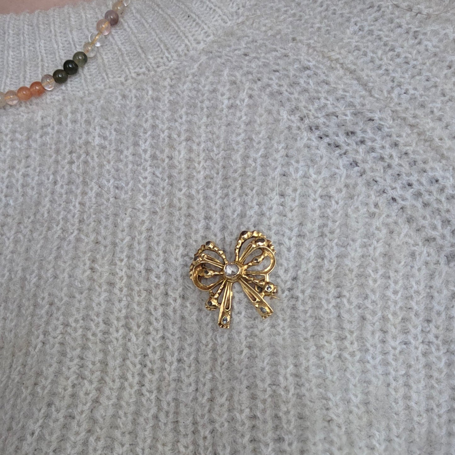 Antieke 14k gouden strik broche met roosdiamanten