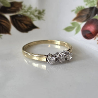 Vintage 14k gold ring with 3 diamonds 0.15 ct