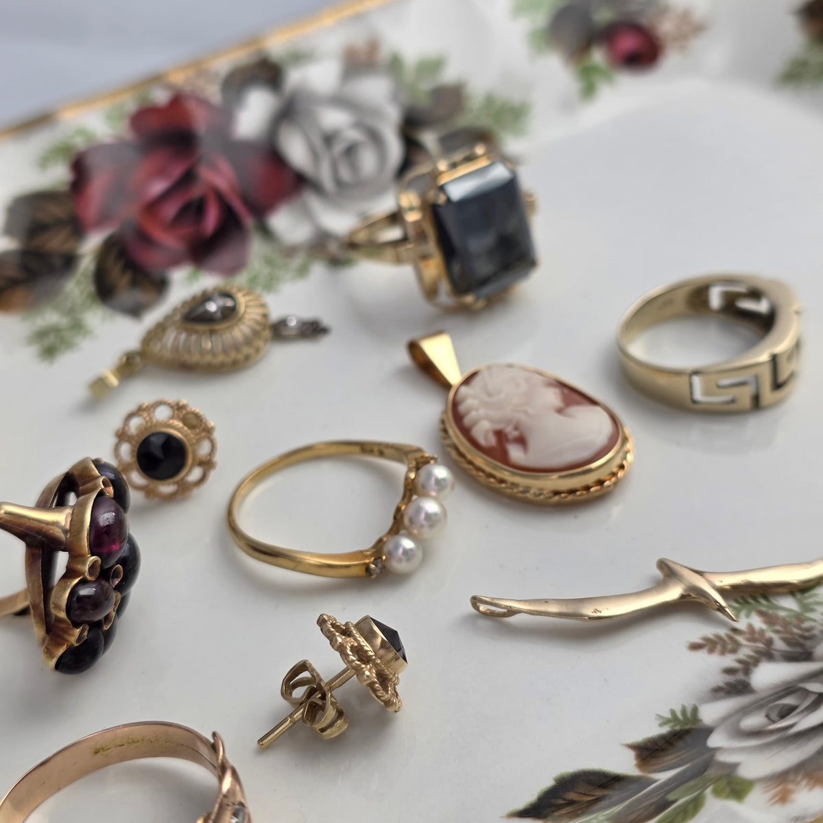 Vintage 14k gold ring with hematite