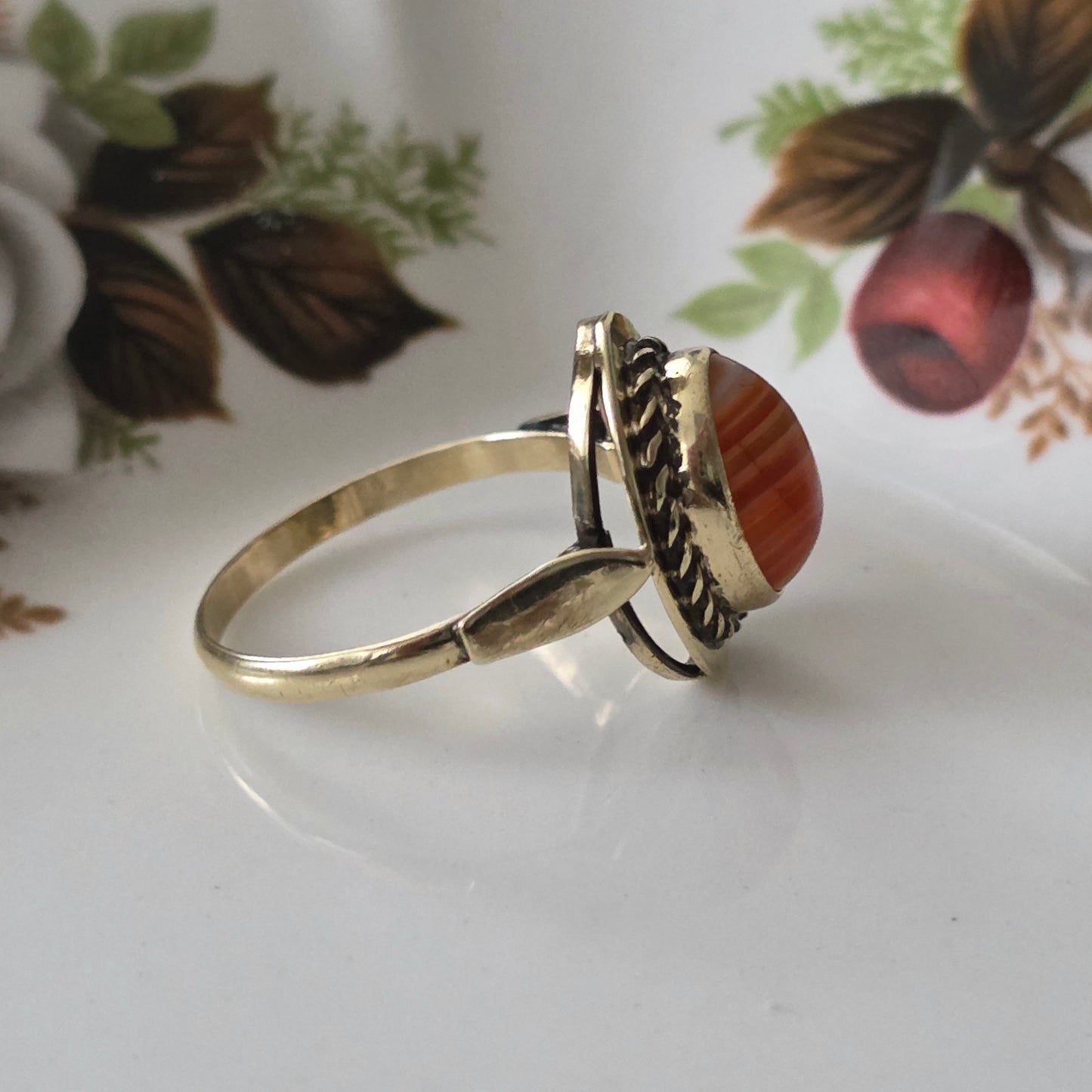 Vintage 8k ring with banded agate