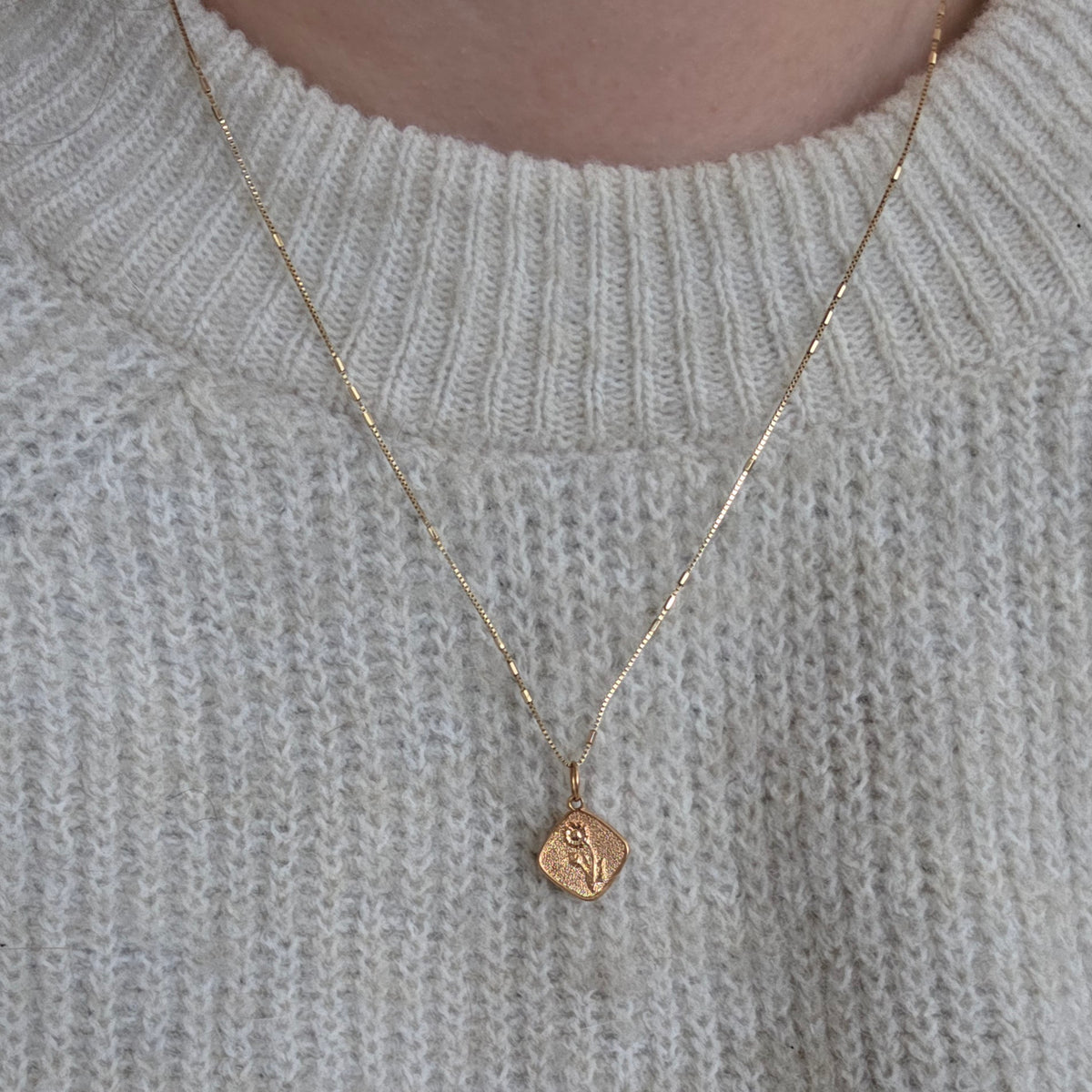 Vintage 18k gold daisy flower pendant