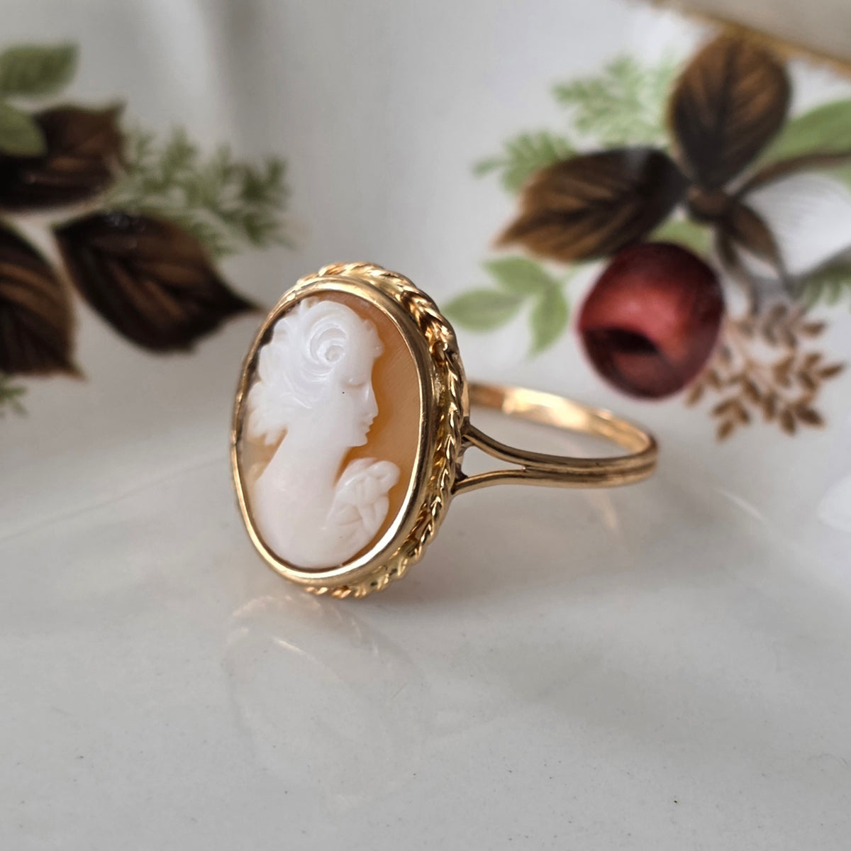 Vintage 18k gold cameo ring