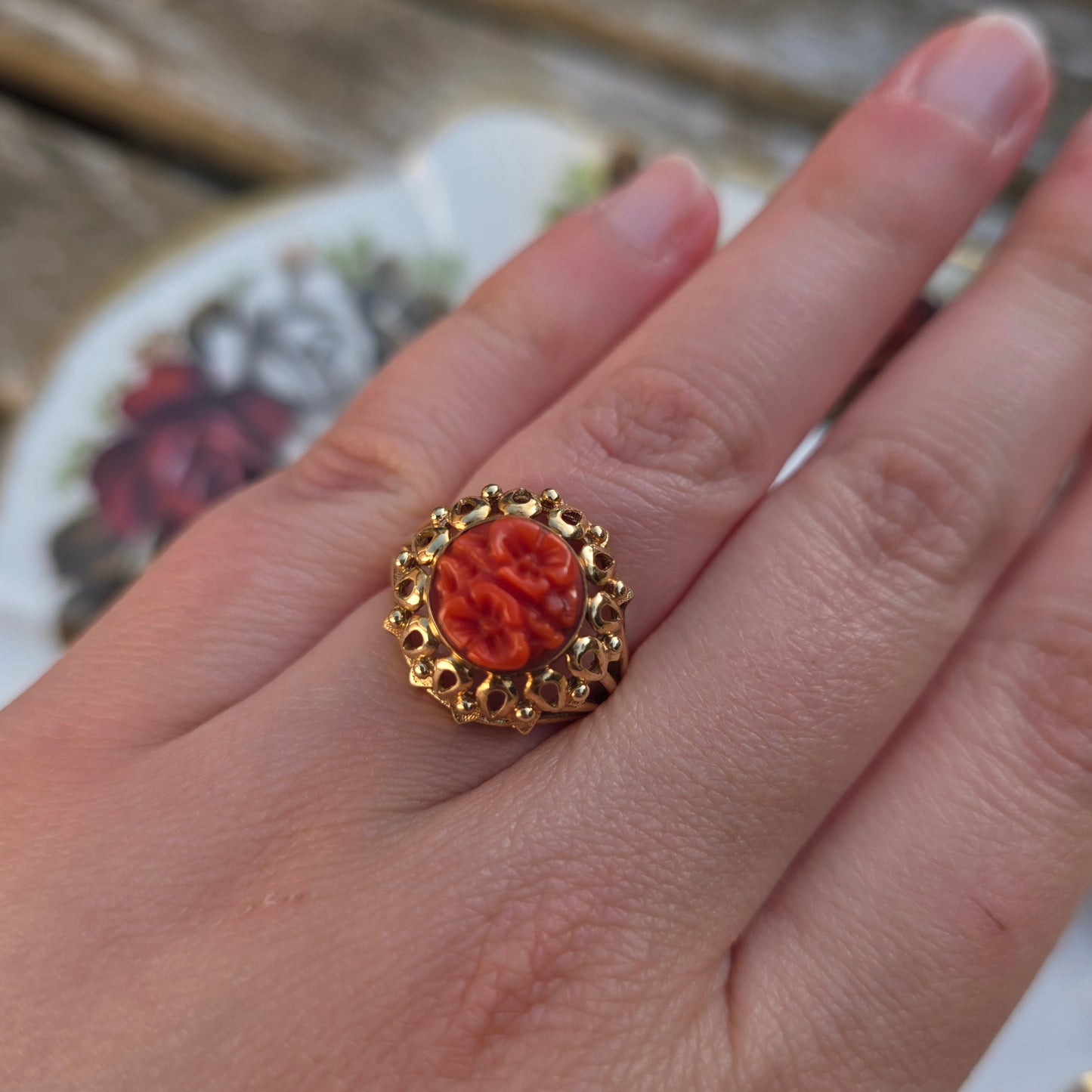 Vintage 14k gouden ring met gesneden bloedkoraal bloemen