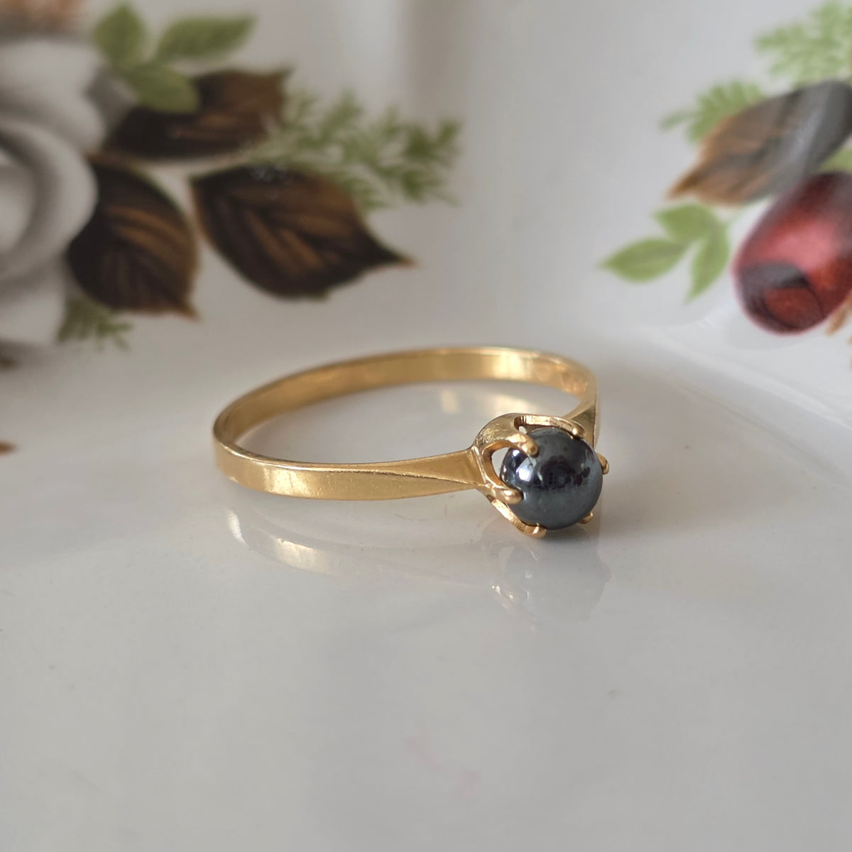 Vintage 18k gold hematite ring