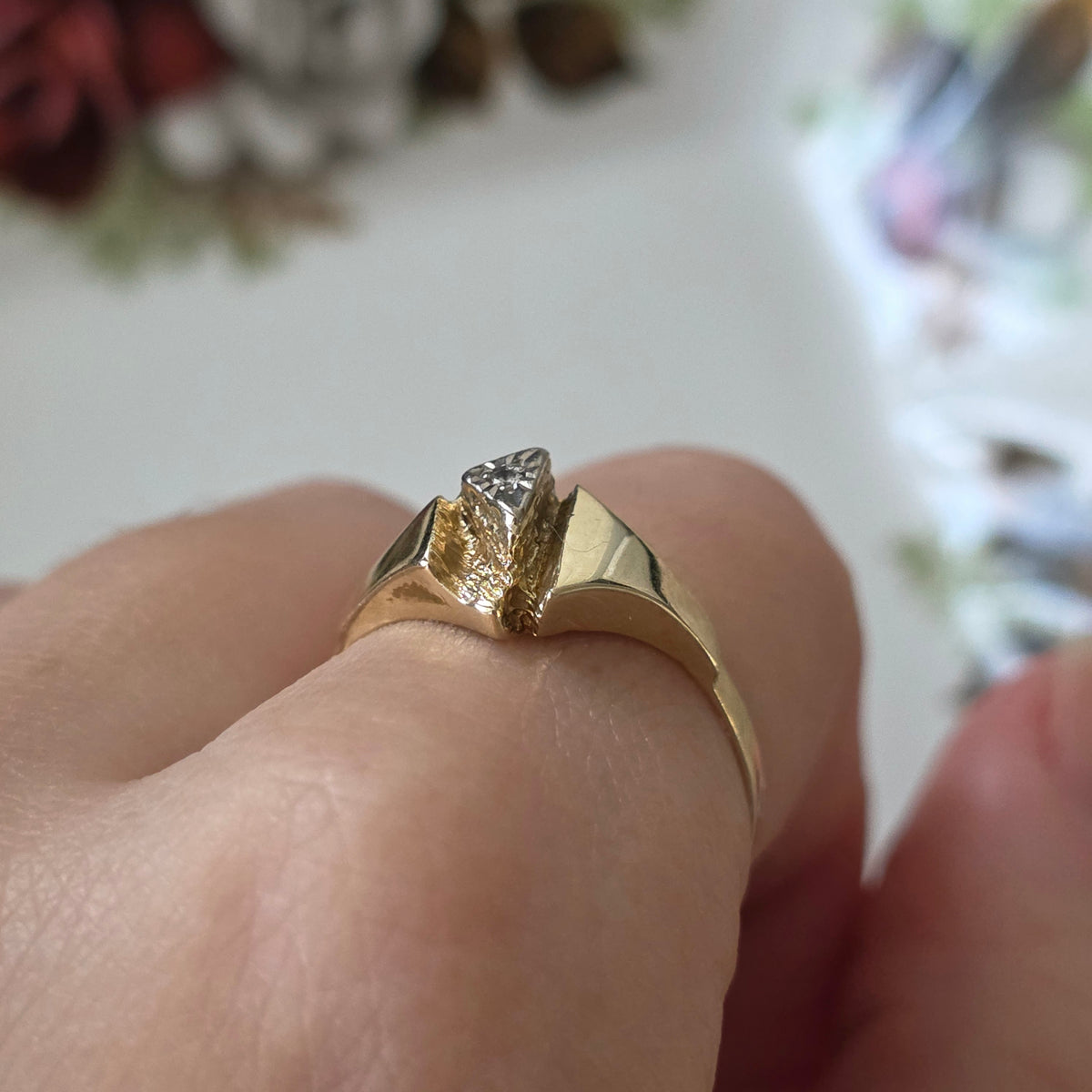 Vintage 14k gold ring with 0.01ct diamond