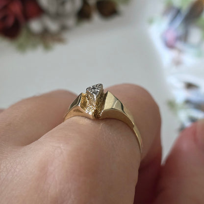 Vintage 14k gold ring with 0.01ct diamond