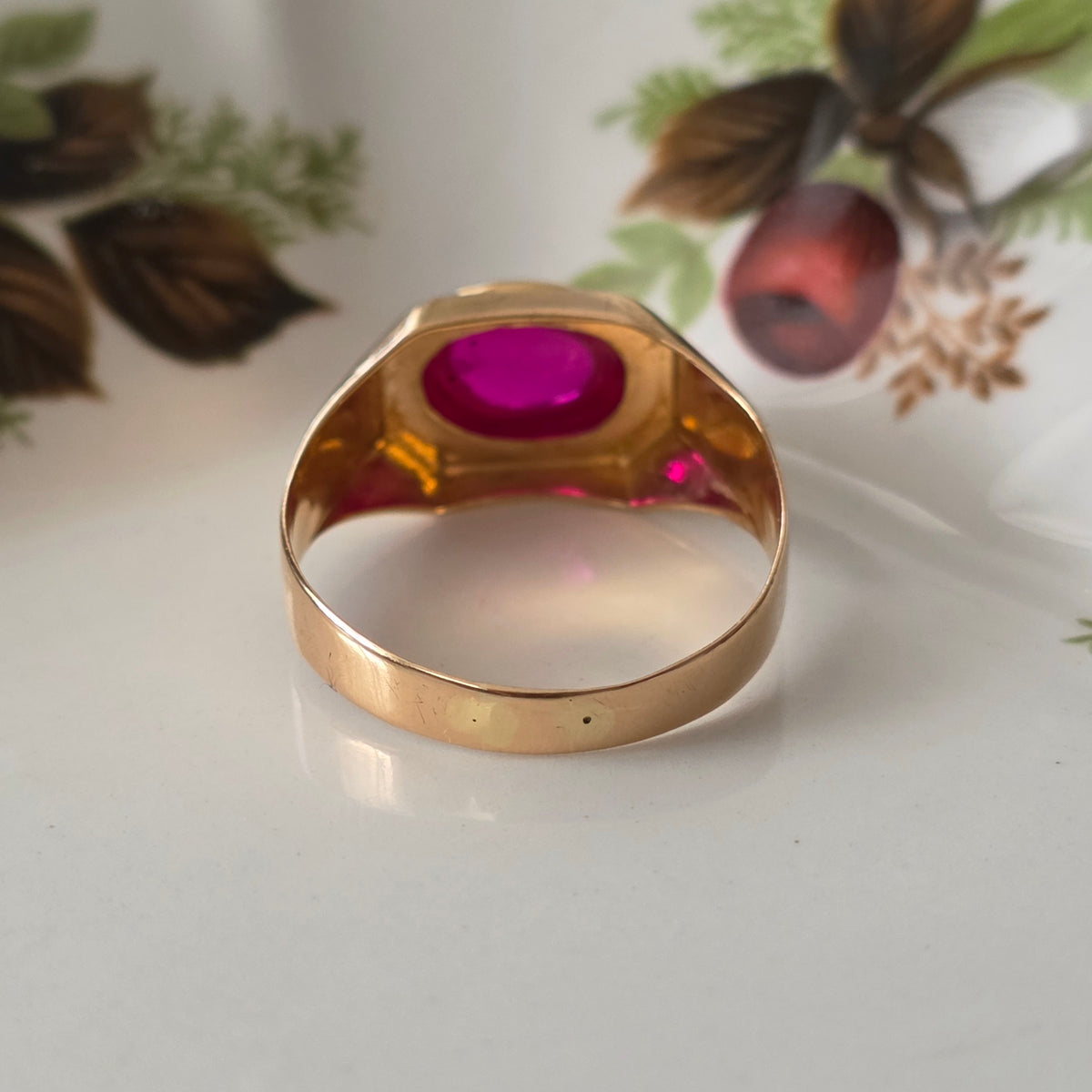 Vintage 18k gouden zegelring met robijn