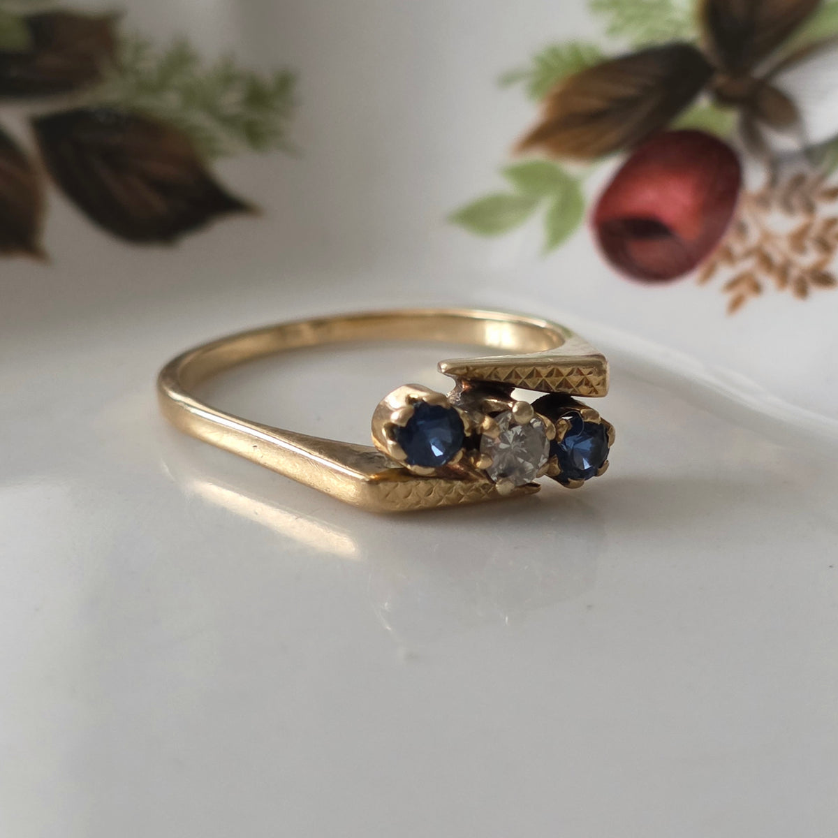 Vintage 18k gold ring with diamond and sapphire