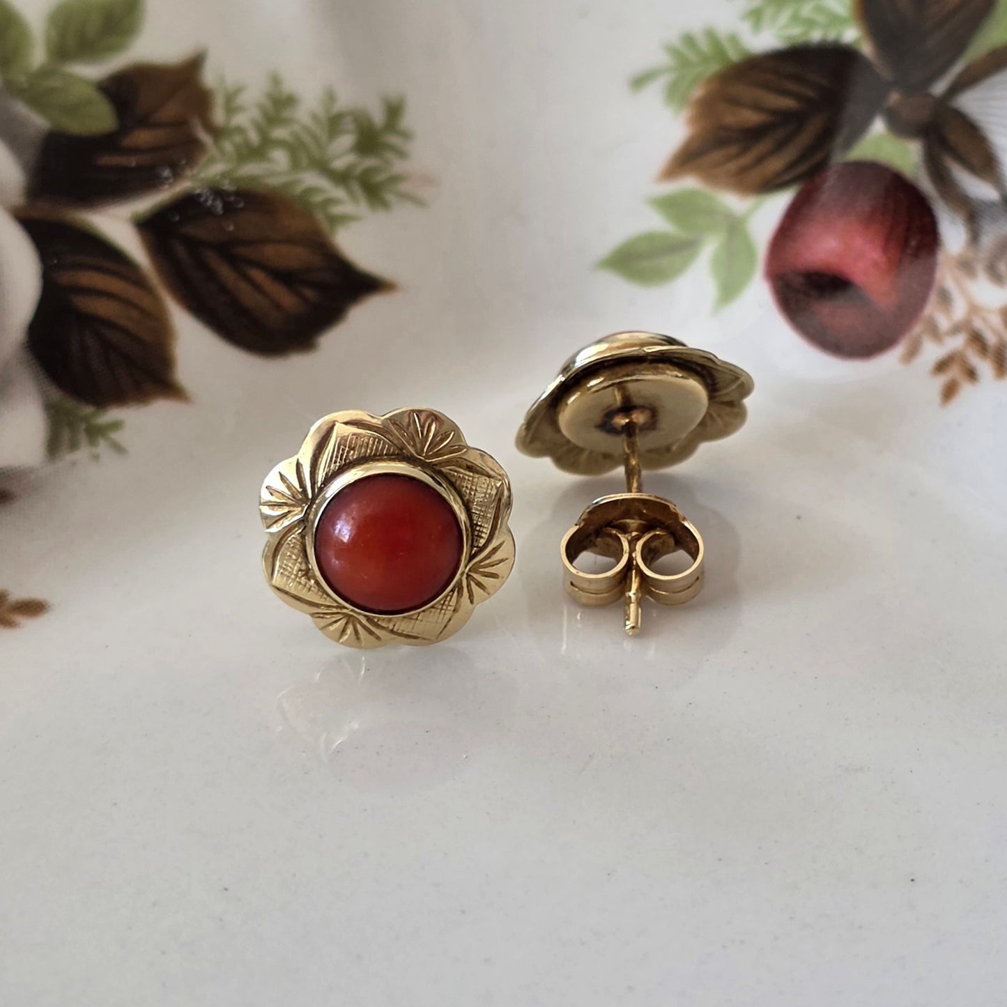 Vintage 14k gouden oorstekers bloedkoraal bloem