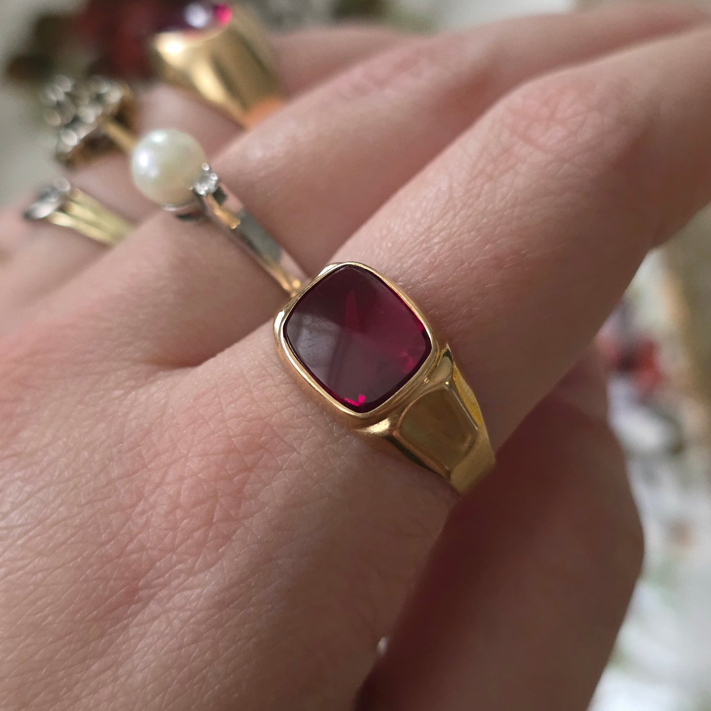 Vintage 18k gouden zegelring met robijn
