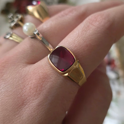 Vintage 18k gouden zegelring met robijn