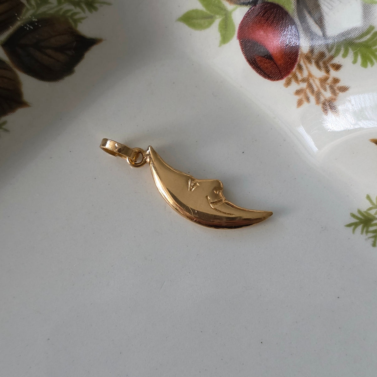 Vintage 18k gold moon pendant