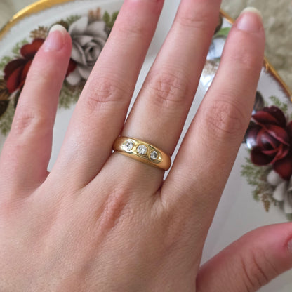 Vintage 18k gold gypsy-style bombe ring with 3 diamonds 0.2 ct